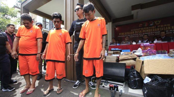 Tiga tersangka yang berhasil diamankan dihadirkan pada Konferensi Pers Pengungkapan Clandestine Lab Narkotika, di rumah yang berhasil digerebek, Podomoro Park Cluster Amagriya Eka 09 No 27, Kecamatan Bojongsoang, Kabupaten Bandung, Jawa Barat, Kamis (12/12/2024).