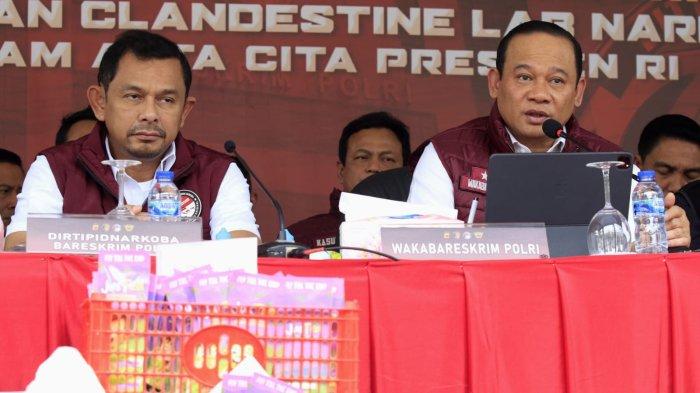Wakabareskrim Polri Irjen Asep Edi Suheri (kanan) menyampaikan keterangan pada Konferensi Pers Pengungkapan Clandestine Lab Narkotika, di rumah yang berhasil digerebek, Podomoro Park Cluster Amagriya Eka 09 No 27, Kecamatan Bojongsoang, Kabupaten Bandung, Jawa Barat, Kamis (12/12/2024).