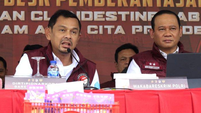 Dirtipid Narkoba Bareskrim Polri Brigjen Mukti Juharsa (kiri) menyampaikan keterangan pada Konferensi Pers Pengungkapan Clandestine Lab Narkotika, di rumah yang berhasil digerebek, Podomoro Park Cluster Amagriya Eka 09 No 27, Kecamatan Bojongsoang, Kabupaten Bandung, Jawa Barat, Kamis (12/12/2024).