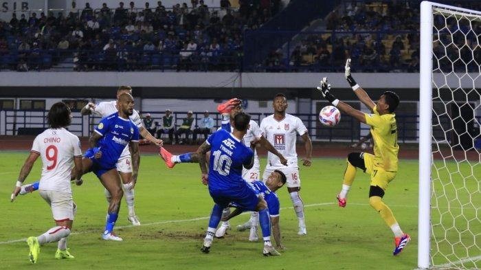 Pemain Persib Bandung, Ciro Alves mencetak gol dengan salto ke gawang Malut United pada lanjutan Liga 1 2024-2025 di Stadion Gelora Bandung Lautan Api (GBLA), Kota Bandung, Jawa Barat, Jumat (13/12/2024).