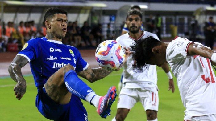 Pemain Persib Bandung, Ciro Alves berebut bola dengan pemain Malut United, Firman Ramadhan pada lanjutan Liga 1 2024-2025 di Stadion Gelora Bandung Lautan Api (GBLA), Kota Bandung, Jawa Barat, Jumat (13/12/2024).