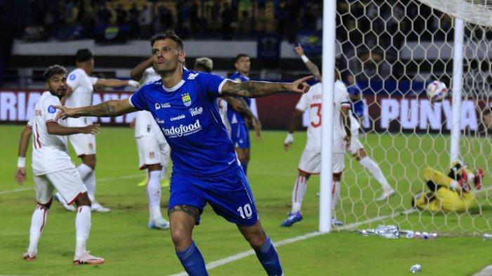 Pemain Persib Bandung, Tyronne Gustavo melakukan selebrasi seusai mencetak gol ke gawang Malut United, namun gol tersebut dianulir wasit, pada lanjutan Liga 1 2024-2025 di Stadion Gelora Bandung Lautan Api (GBLA), Kota Bandung, Jawa Barat, Jumat (13/12/2024).
