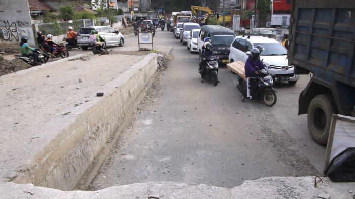 Kendaraan bermotor terjebak kemacetan saat melintas di samping proyek Flyover Nurtanio, Jalan Abdurahman Saleh - Garuda, Kota Bandung, Jawa Barat, Selasa (17/12/2024).