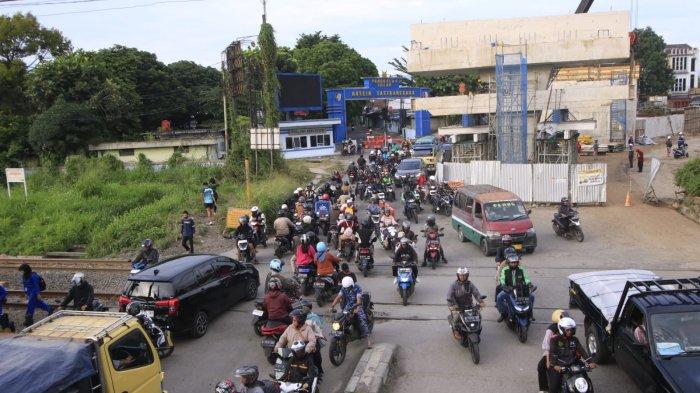 Kepadatan kendaraan bermotor melintasi perlintasan sebidang kereta api di kawasan proyek Flyover Nurtanio, Jalan Abdurahman Saleh - Garuda, Kota Bandung, Jawa Barat, Selasa (17/12/2024).