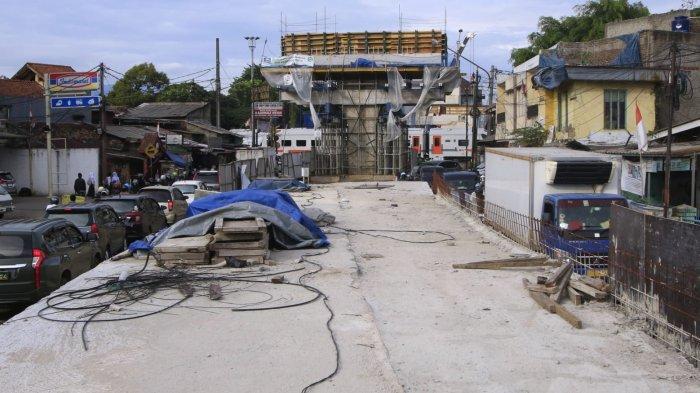 Kendaraan bermotor terjebak kemacetan saat melintas di samping proyek Flyover Nurtanio, Jalan Abdurahman Saleh - Garuda, Kota Bandung, Jawa Barat, Selasa (17/12/2024).