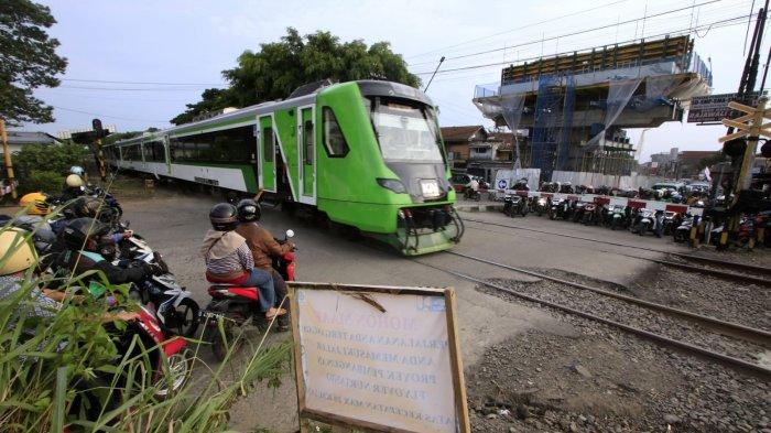 Kepadatan kendaraan bermotor tertahan di perlintasan sebidang saat kereta api melintas di kawasan proyek Flyover Nurtanio, Jalan Abdurahman Saleh - Garuda, Kota Bandung, Jawa Barat, Selasa (17/12/2024).
