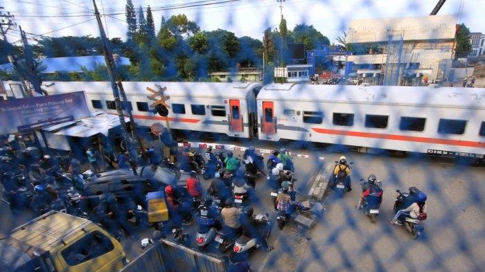 Kepadatan kendaraan bermotor tertahan di perlintasan sebidang saat kereta api melintas di kawasan proyek Flyover Nurtanio, Jalan Abdurahman Saleh - Garuda, Kota Bandung, Jawa Barat, Selasa (17/12/2024).