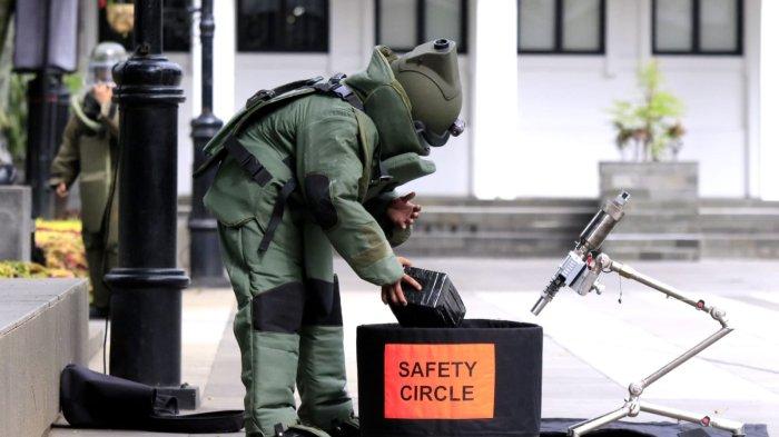 Siswa Kursus Bravo 90 Angkatan ke-18 Komando Pasukan Gerak Cepat (Kopasgat) TNI Angkatan Udara melaksanakan Latihan Praktis (Lattis) Operasi Pembebasan Sandera dan Penjinakan Bom di Gedung Bandung Command Center (BCC), Balai Kota Bandung, Jalan Wastukencana, Kota Bandung, Jawa Barat, Rabu (18/12/2024).