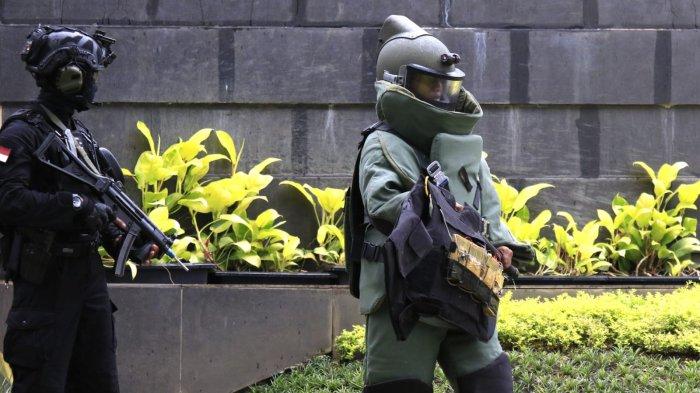 Siswa Kursus Bravo 90 Angkatan ke-18 Komando Pasukan Gerak Cepat (Kopasgat) TNI Angkatan Udara melaksanakan Latihan Praktis (Lattis) Operasi Pembebasan Sandera dan Penjinakan Bom di Gedung Bandung Command Center (BCC), Balai Kota Bandung, Jalan Wastukencana, Kota Bandung, Jawa Barat, Rabu (18/12/2024).