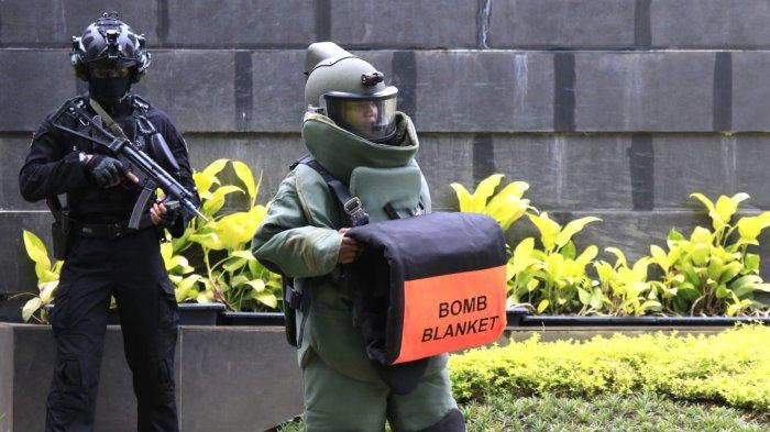 Siswa Kursus Bravo 90 Angkatan ke-18 Komando Pasukan Gerak Cepat (Kopasgat) TNI Angkatan Udara melaksanakan Latihan Praktis (Lattis) Operasi Pembebasan Sandera dan Penjinakan Bom di Gedung Bandung Command Center (BCC), Balai Kota Bandung, Jalan Wastukencana, Kota Bandung, Jawa Barat, Rabu (18/12/2024).