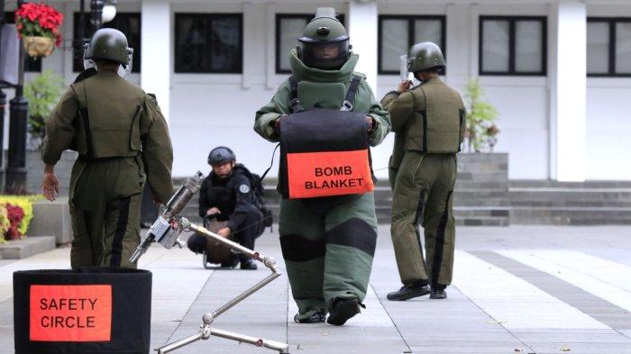 Siswa Kursus Bravo 90 Angkatan ke-18 Komando Pasukan Gerak Cepat (Kopasgat) TNI Angkatan Udara melaksanakan Latihan Praktis (Lattis) Operasi Pembebasan Sandera dan Penjinakan Bom di Gedung Bandung Command Center (BCC), Balai Kota Bandung, Jalan Wastukencana, Kota Bandung, Jawa Barat, Rabu (18/12/2024).