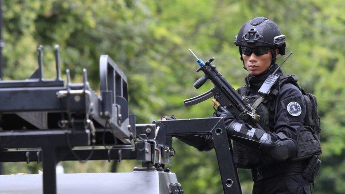 Siswa Kursus Bravo 90 Angkatan ke-18 Komando Pasukan Gerak Cepat (Kopasgat) TNI Angkatan Udara melaksanakan Latihan Praktis (Lattis) Operasi Pembebasan Sandera dan Penjinakan Bom di Gedung Bandung Command Center (BCC), Balai Kota Bandung, Jalan Wastukencana, Kota Bandung, Jawa Barat, Rabu (18/12/2024).