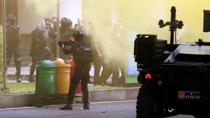 Siswa Kursus Bravo 90 Angkatan ke-18 Komando Pasukan Gerak Cepat (Kopasgat) TNI Angkatan Udara melaksanakan Latihan Praktis (Lattis) Operasi Pembebasan Sandera dan Penjinakan Bom di Gedung Bandung Command Center (BCC), Balai Kota Bandung, Jalan Wastukencana, Kota Bandung, Jawa Barat, Rabu (18/12/2024).
