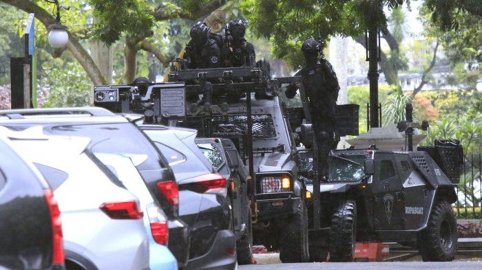 Siswa Kursus Bravo 90 Angkatan ke-18 Komando Pasukan Gerak Cepat (Kopasgat) TNI Angkatan Udara melaksanakan Latihan Praktis (Lattis) Operasi Pembebasan Sandera dan Penjinakan Bom di Gedung Bandung Command Center (BCC), Balai Kota Bandung, Jalan Wastukencana, Kota Bandung, Jawa Barat, Rabu (18/12/2024).