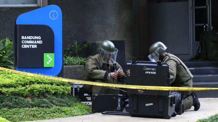 Siswa Kursus Bravo 90 Angkatan ke-18 Komando Pasukan Gerak Cepat (Kopasgat) TNI Angkatan Udara melaksanakan Latihan Praktis (Lattis) Operasi Pembebasan Sandera dan Penjinakan Bom di Gedung Bandung Command Center (BCC), Balai Kota Bandung, Jalan Wastukencana, Kota Bandung, Jawa Barat, Rabu (18/12/2024).