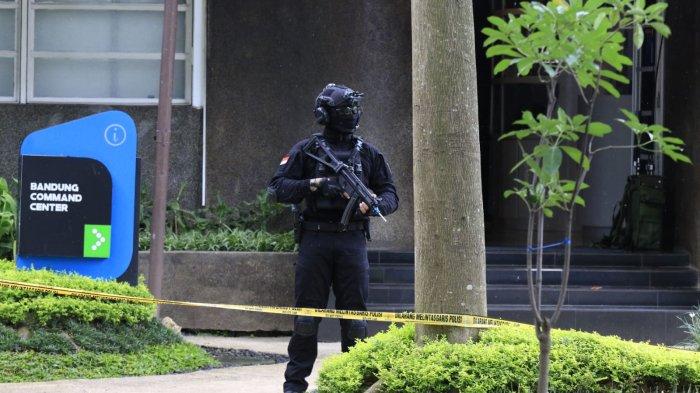 Siswa Kursus Bravo 90 Angkatan ke-18 Komando Pasukan Gerak Cepat (Kopasgat) TNI Angkatan Udara melaksanakan Latihan Praktis (Lattis) Operasi Pembebasan Sandera dan Penjinakan Bom di Gedung Bandung Command Center (BCC), Balai Kota Bandung, Jalan Wastukencana, Kota Bandung, Jawa Barat, Rabu (18/12/2024).