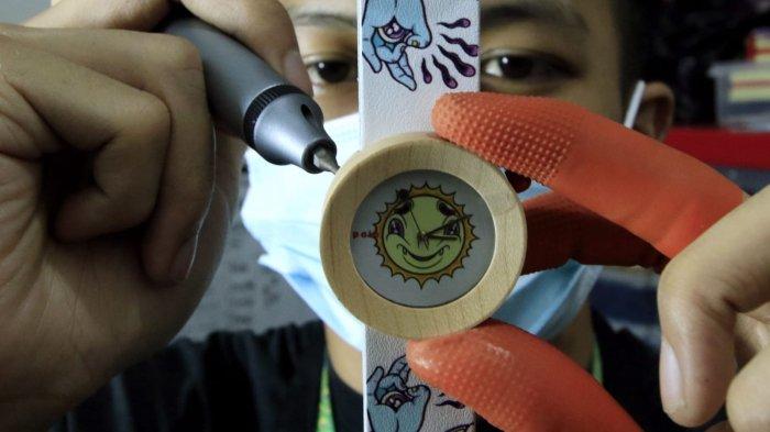 Pekerja menyelesaikan pembuatan jam tangan kayu di Kantor PT Kreasi PALA Nusantara, Jalan Kaum Cipaganti, Kota Bandung, Jawa Barat, Kais (19/12/2024).