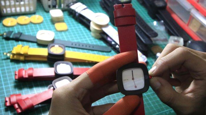 Pekerja menyelesaikan pembuatan jam tangan kayu di Kantor PT Kreasi PALA Nusantara, Jalan Kaum Cipaganti, Kota Bandung, Jawa Barat, Kais (19/12/2024).