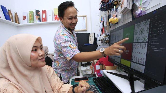 Founder dan CEO PALA Nusantara, Ilham Pinastiko (38) mengecek desain untuk jam tangan kayu di Kantor PT Kreasi PALA Nusantara, Jalan Kaum Cipaganti, Kota Bandung, Jawa Barat, Kais (19/12/2024).