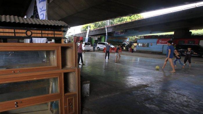 Anak-anak bermain bola di lahan yang sudah mulai sedikit tertata di kolong Flyover Mochtar Kusumaatmadja (Pasupati), Kelurahan Tamansari, Kecamatan Bandung Wetan, Kota Bandung, Jumat (20/12/2024).
