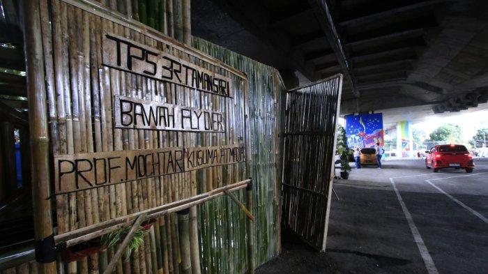 Tempat pembungan sampah sementara (TPS) tampak sudah dirapikan di lahan yang sudah mulai sedikit tertata di kolong Flyover Mochtar Kusumaatmadja (Pasupati), Kelurahan Tamansari, Kecamatan Bandung Wetan, Kota Bandung, Jumat (20/12/2024).