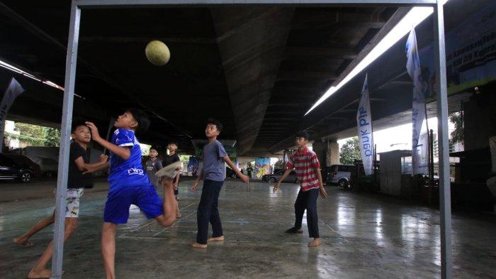 Anak-anak bermain bola di lahan yang sudah mulai sedikit tertata di kolong Flyover Mochtar Kusumaatmadja (Pasupati), Kelurahan Tamansari, Kecamatan Bandung Wetan, Kota Bandung, Jumat (20/12/2024).