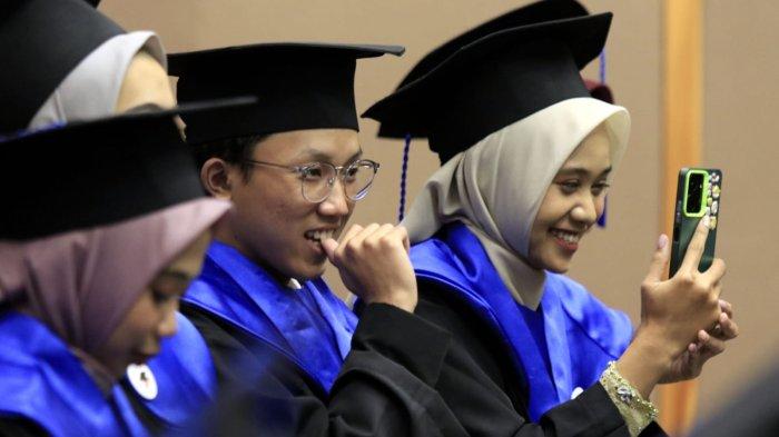 Sejumlah wisudawan mengikuti prosesi wisuda Program Mini SBM ITB x TACO, di Auditorium Menangkawi SBM ITB, Jalan Ganesa, Kota Bandung, Jawa Barat, Jumat (21/12/2024).