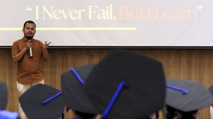 Founder & CEO RKB Group sekaligus Alumni SBM ITB Novrisky Yuska berbagi kisah inspiratif kepada para wisudawan pada acara Wisuda Program Mini SBM ITB x TACO, di Auditorium Menangkawi SBM ITB, Jalan Ganesa, Kota Bandung, Jawa Barat, Jumat (21/12/2024).