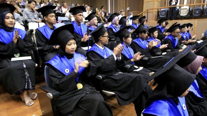 Sejumlah wisudawan mengikuti prosesi Wisuda Program Mini SBM ITB x TACO, di Auditorium Menangkawi SBM ITB, Jalan Ganesa, Kota Bandung, Jawa Barat, Jumat (21/12/2024).