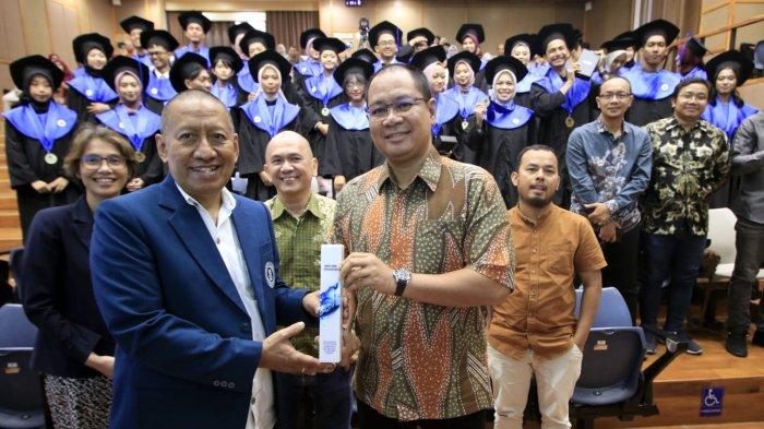 Dekan SBM ITB, Ignatius Pulung Nurprasetio (kiri) memberikan cinderamata kepada Vice President Corporate Human Resources TACO, Irwan Derwanto pada acara Wisuda Program Mini SBM ITB x TACO, di Auditorium Menangkawi SBM ITB, Jalan Ganesa, Kota Bandung, Jawa Barat, Jumat (21/12/2024).