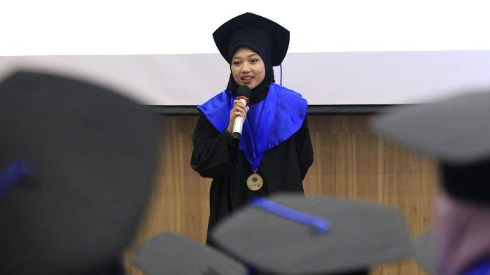 Biar selaku perwakilan wisudawan berbagi pengalaman berharga yang didapat selama satu tahun terakhir pada acara Wisuda Program Mini SBM ITB x TACO, di Auditorium Menangkawi SBM ITB, Jalan Ganesa, Kota Bandung, Jawa Barat, Jumat (21/12/2024).