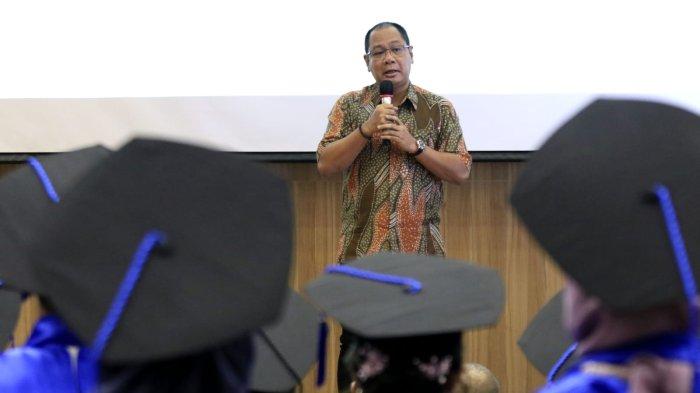 Vice President Corporate Human Resources TACO, Irwan Derwanto memberikan sambutan pada acara Wisuda Program Mini SBM ITB x TACO, di Auditorium Menangkawi SBM ITB, Jalan Ganesa, Kota Bandung, Jawa Barat, Jumat (21/12/2024).