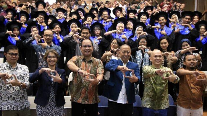 Dekan SBM ITB Ignatius Pulung Nurprasetio (ketiga kanan), Vice President Corporate Human Resources TACO Irwan Derwanto (ketiga kiri), Ketua Program Mini SBM ITB x TACO Donald Creatofel Lantu (kedua kanan) dan wakil ketua Yunieta Anny Nainggolan (kedua kiri), serta Founder & CEO RKB Group sekaligus Alumni SBM ITB Novrisky Yuska berfoto bersama para wisudawan pada acara Wisuda Program Mini SBM ITB x TACO, di Auditorium Menangkawi SBM ITB, Jalan Ganesa, Kota Bandung, Jawa Barat, Jumat (21/12/2024).