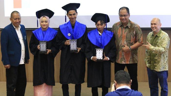 Dekan SBM ITB Ignatius Pulung Nurprasetio (kiri), Vice President Corporate Human Resources TACO Irwan Derwanto (kedua kanan), dan Ketua Program Mini SBM ITB x TACO Donald Creatofel Lantu (kanan) berfoto bersama lulusan terbaik pada acara Wisuda Program Mini SBM ITB x TACO, di Auditorium Menangkawi SBM ITB, Jalan Ganesa, Kota Bandung, Jawa Barat, Jumat (21/12/2024).