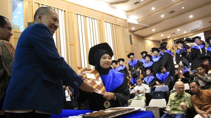 Dekan SBM ITB, Ignatius Pulung Nurprasetio bersama Vice President Corporate Human Resources TACO, Irwan Derwanto menyerahkan ijazah kelulusan kepada wisudawan saat prosesi Wisuda Program Mini SBM ITB x TACO, di Auditorium Menangkawi SBM ITB, Jalan Ganesa, Kota Bandung, Jawa Barat, Jumat (21/12/2024).