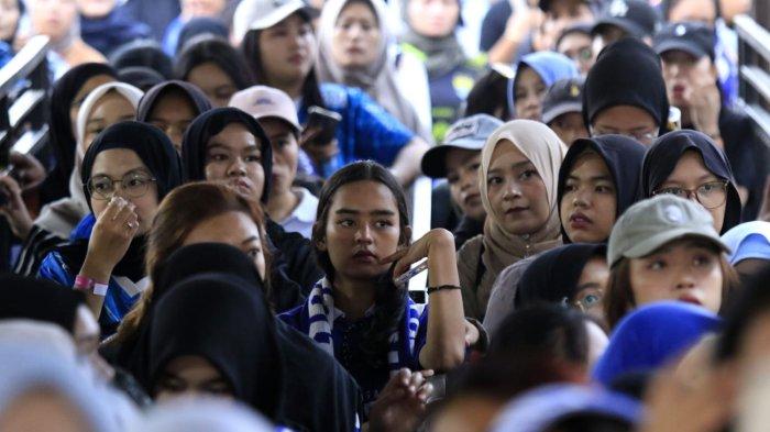 Bobotoh antre di tempat pemeriksaan saat akan memberikan dukungan kepada Persib Bandung menghadapi Persita Tangerang pada lanjutan Liga 1 2024-2025 di Stadion Gelora Bandung Lautan Api (GBLA), Kota Bandung, Jawa Barat, Minggu (22/12/2024).