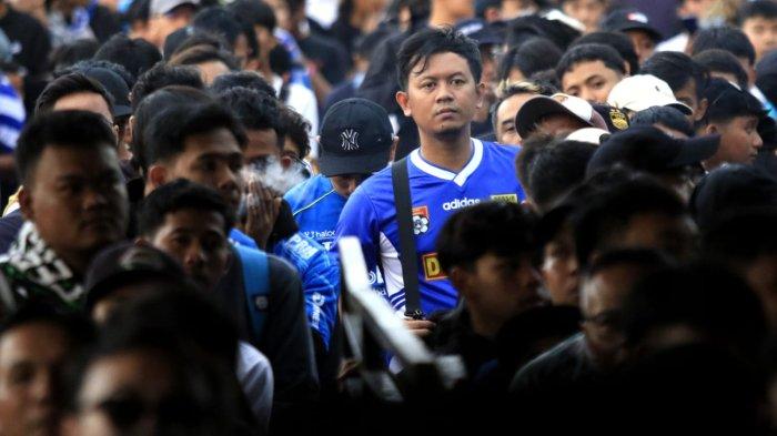 Bobotoh antre di pintu pemeriksaan saat akan memberikan dukungan kepada Persib Bandung menghadapi Persita Tangerang pada lanjutan Liga 1 2024-2025 di Stadion Gelora Bandung Lautan Api (GBLA), Kota Bandung, Jawa Barat, Minggu (22/12/2024).