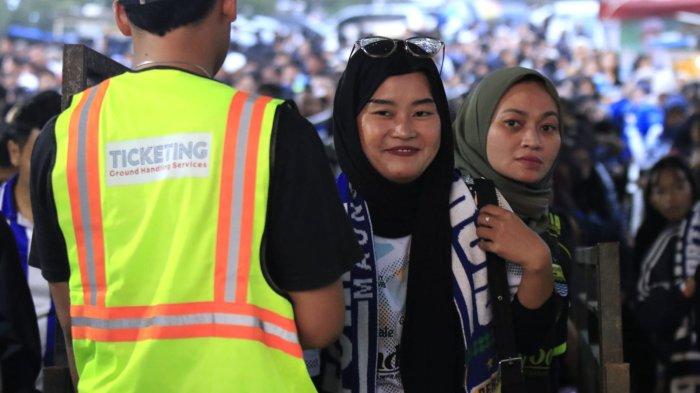 Bobotoh antre di pintu pemeriksaan saat akan memberikan dukungan kepada Persib Bandung menghadapi Persita Tangerang pada lanjutan Liga 1 2024-2025 di Stadion Gelora Bandung Lautan Api (GBLA), Kota Bandung, Jawa Barat, Minggu (22/12/2024).
