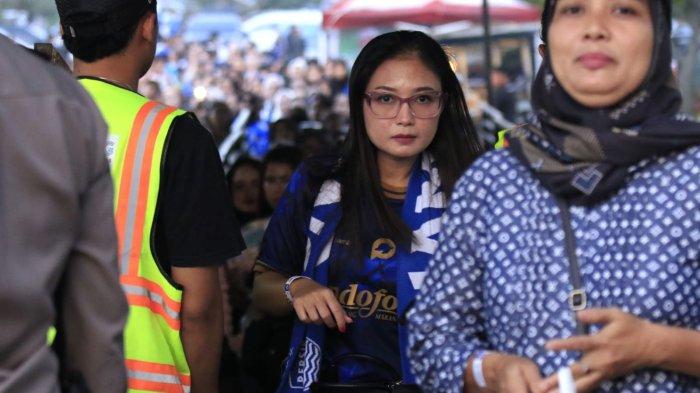 Bobotoh antre di pintu pemeriksaan saat akan memberikan dukungan kepada Persib Bandung menghadapi Persita Tangerang pada lanjutan Liga 1 2024-2025 di Stadion Gelora Bandung Lautan Api (GBLA), Kota Bandung, Jawa Barat, Minggu (22/12/2024).
