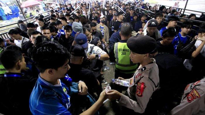 Bobotoh antre di pintu pemeriksaan saat akan memberikan dukungan kepada Persib Bandung menghadapi Persita Tangerang pada lanjutan Liga 1 2024-2025 di Stadion Gelora Bandung Lautan Api (GBLA), Kota Bandung, Jawa Barat, Minggu (22/12/2024).