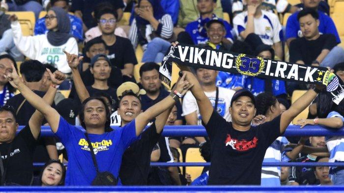 Bobotoh memberikan dukungan kepada Persib Bandung menghadapi Persita Tangerang pada lanjutan Liga 1 2024-2025 di Stadion Gelora Bandung Lautan Api (GBLA), Kota Bandung, Jawa Barat, Minggu (22/12/2024).
