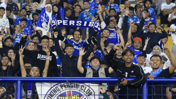 Bobotoh memberikan dukungan kepada Persib Bandung menghadapi Persita Tangerang pada lanjutan Liga 1 2024-2025 di Stadion Gelora Bandung Lautan Api (GBLA), Kota Bandung, Jawa Barat, Minggu (22/12/2024).
