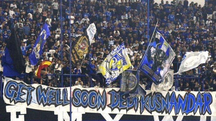 Bobotoh memberikan dukungan kepada Persib Bandung menghadapi Persita Tangerang pada lanjutan Liga 1 2024-2025 di Stadion Gelora Bandung Lautan Api (GBLA), Kota Bandung, Jawa Barat, Minggu (22/12/2024).