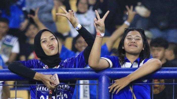 Bobotoh memberikan dukungan kepada Persib Bandung menghadapi Persita Tangerang pada lanjutan Liga 1 2024-2025 di Stadion Gelora Bandung Lautan Api (GBLA), Kota Bandung, Jawa Barat, Minggu (22/12/2024).