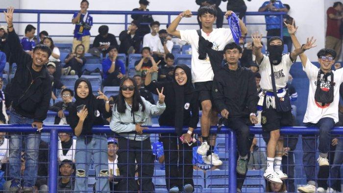 Bobotoh memberikan dukungan kepada Persib Bandung menghadapi Persita Tangerang pada lanjutan Liga 1 2024-2025 di Stadion Gelora Bandung Lautan Api (GBLA), Kota Bandung, Jawa Barat, Minggu (22/12/2024).