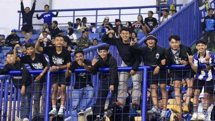 Bobotoh memberikan dukungan kepada Persib Bandung menghadapi Persita Tangerang pada lanjutan Liga 1 2024-2025 di Stadion Gelora Bandung Lautan Api (GBLA), Kota Bandung, Jawa Barat, Minggu (22/12/2024).
