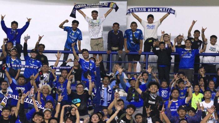 Bobotoh memberikan dukungan kepada Persib Bandung menghadapi Persita Tangerang pada lanjutan Liga 1 2024-2025 di Stadion Gelora Bandung Lautan Api (GBLA), Kota Bandung, Jawa Barat, Minggu (22/12/2024).