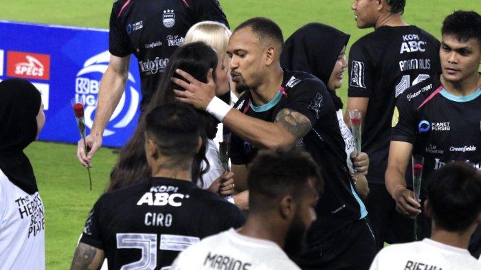 Pemain Persib, Gustavo Moreno mencium istrinya saat momen merayakan Hari Ibu sebelum pertandingan Persib Bandung menghadapi Persita Tangerang pada lanjutan Liga 1 2024-2025 di Stadion Gelora Bandung Lautan Api (GBLA), Kota Bandung, Jawa Barat, Minggu (22/12/2024).