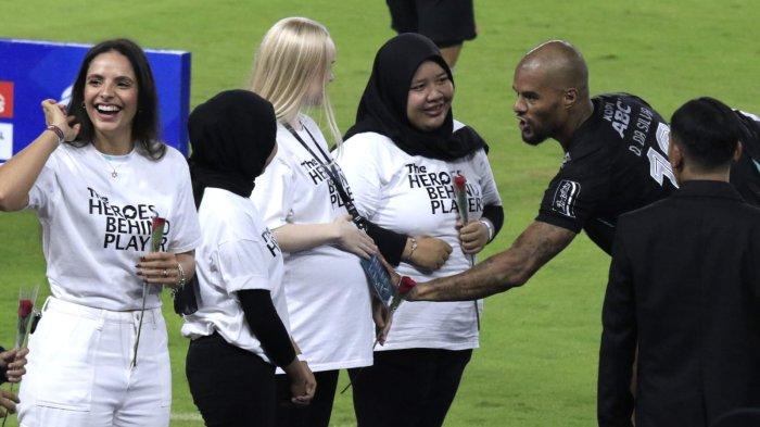 Pemain Persib, David da Silva memegang perut istri Kevin Mendoza yang sedang hamil saat momen merayakan Hari Ibu sebelum pertandingan Persib Bandung menghadapi Persita Tangerang pada lanjutan Liga 1 2024-2025 di Stadion Gelora Bandung Lautan Api (GBLA), Kota Bandung, Jawa Barat, Minggu (22/12/2024).