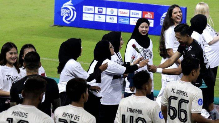 Pemain Persib, Edo Febriansah memberikan setangkai bunga mawar merah kepada ibunya saat momen merayakan Hari Ibu sebelum pertandingan Persib Bandung menghadapi Persita Tangerang pada lanjutan Liga 1 2024-2025 di Stadion Gelora Bandung Lautan Api (GBLA), Kota Bandung, Jawa Barat, Minggu (22/12/2024).